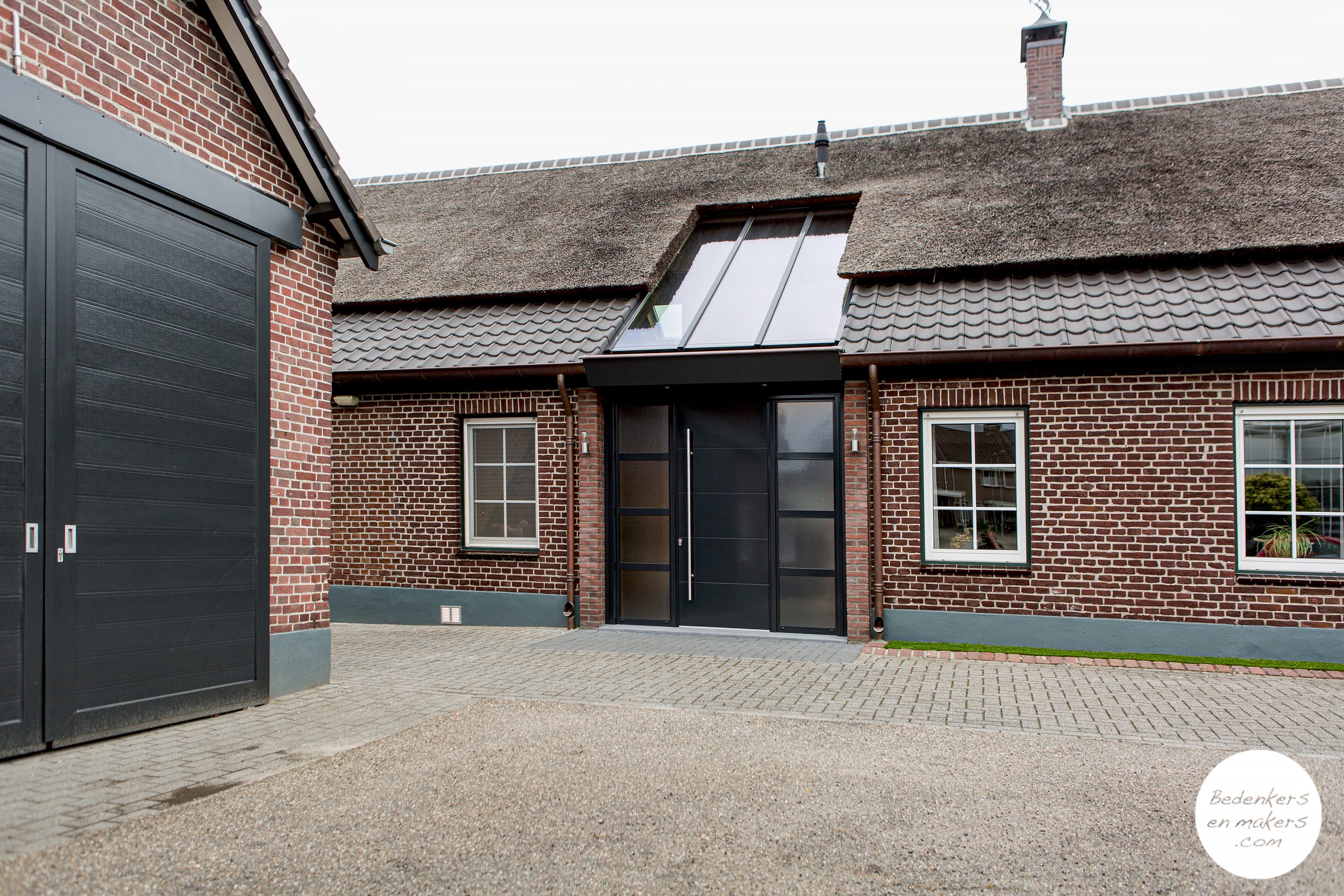 glazen entree in landelijke stijlvolle woonboerderij verbouwd met rieten authentiek dak S20C179401